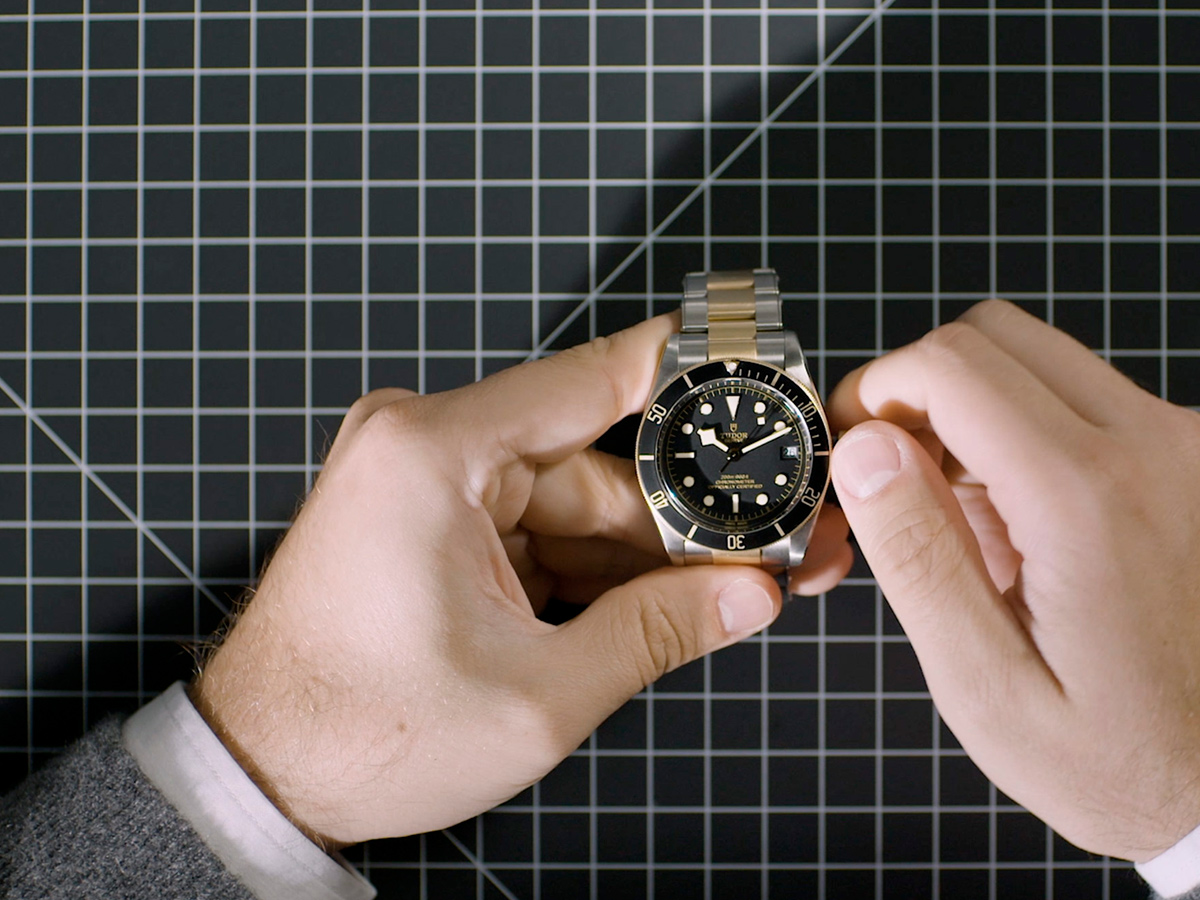 hombre cambiando la hora a reloj