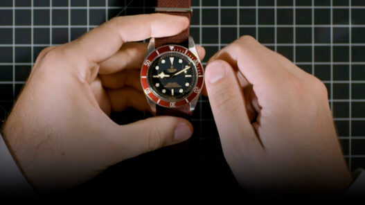 hombre cambiando hora reloj automático