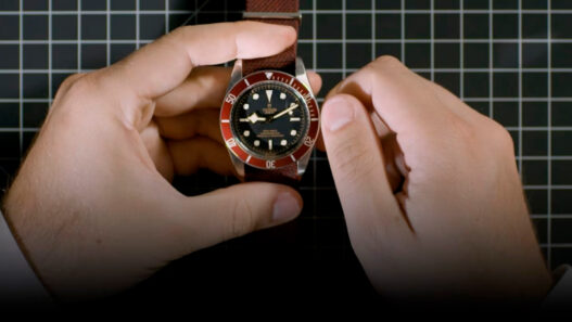 hombre cambiando hora reloj automático