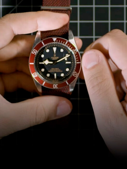hombre cambiando hora reloj automático
