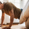 hombre haciendo flexiones en su dormitorio entrenar en casa