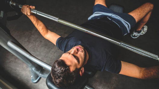 hombre haciendo press de banca entrenando pectora