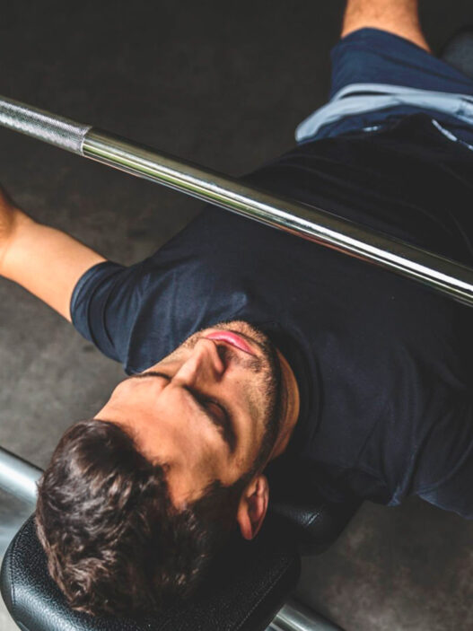 hombre haciendo press de banca entrenando pectora
