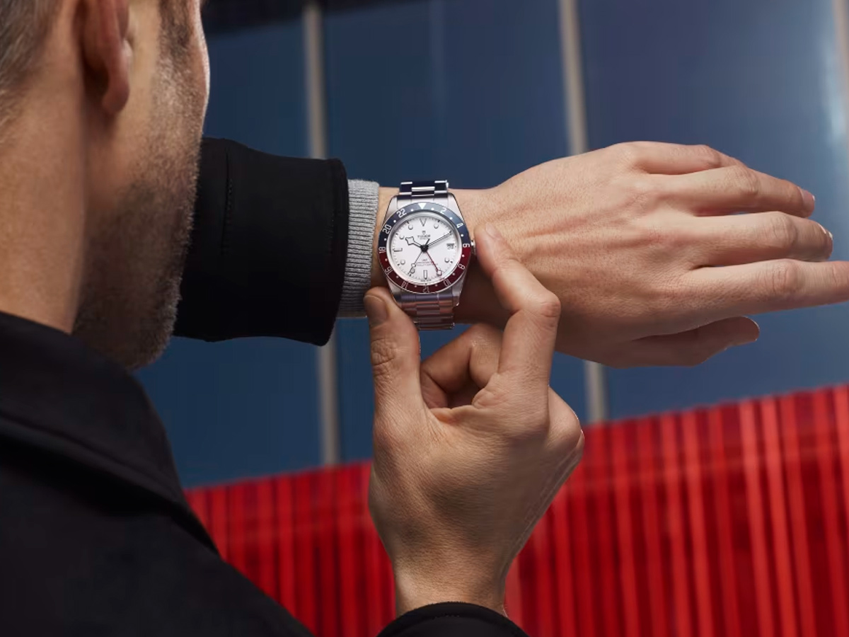 hombre mirando la hora en reloj automático