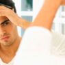hombre peinándose mirándose al espejo