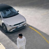 Hyundai IONIQ 5 gris visto desde arriba en un aparcamiento con un hombre vestido de blanco