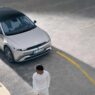 Hyundai IONIQ 5 gris visto desde arriba en un aparcamiento con un hombre vestido de blanco