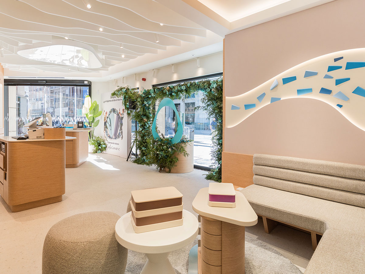 Interior de la boutique IQOS Zaragoza
