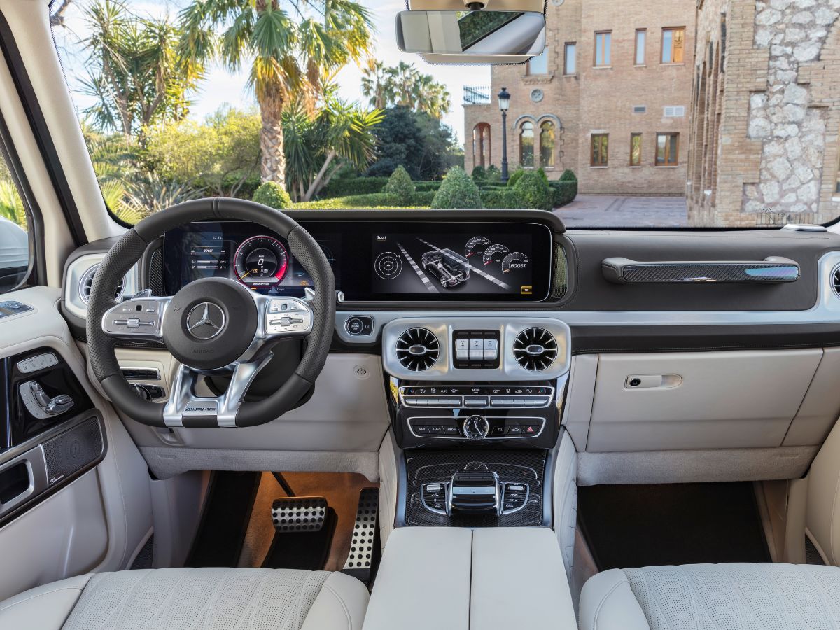 Foto del interior del Mercedes-AMG G 63 en color blanco