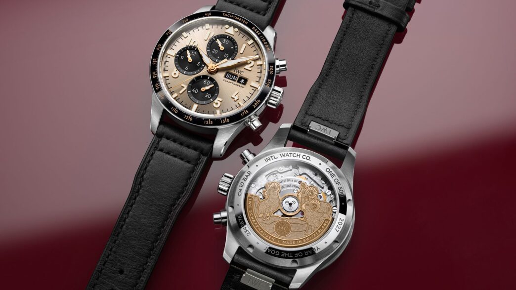 IWC Pilot's Watch Performance Chronograph 41 Year of the Goat visto por delante, con esfera dorada, y por detrás, con el rotor de 3 cabras, sobre fondo granate