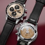 IWC Pilot's Watch Performance Chronograph 41 Year of the Goat visto por delante, con esfera dorada, y por detrás, con el rotor de 3 cabras, sobre fondo granate