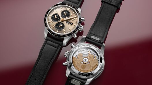 IWC Pilot's Watch Performance Chronograph 41 Year of the Goat visto por delante, con esfera dorada, y por detrás, con el rotor de 3 cabras, sobre fondo granate
