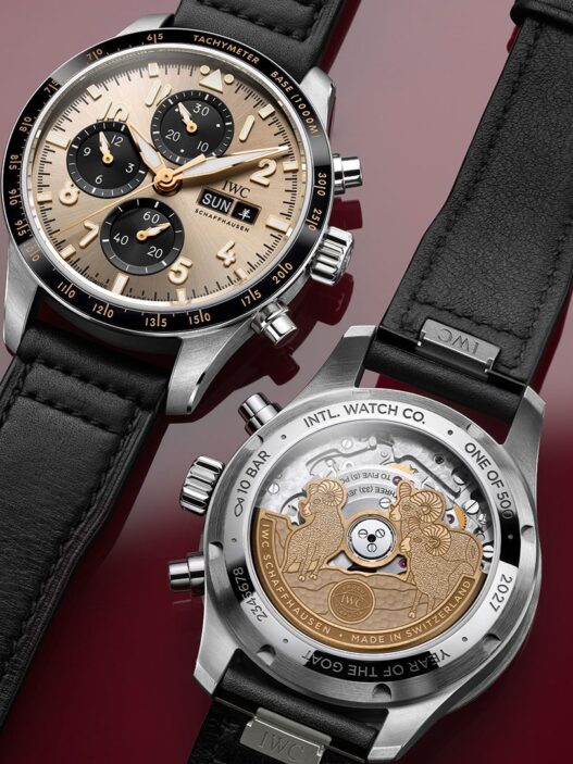 IWC Pilot's Watch Performance Chronograph 41 Year of the Goat visto por delante, con esfera dorada, y por detrás, con el rotor de 3 cabras, sobre fondo granate
