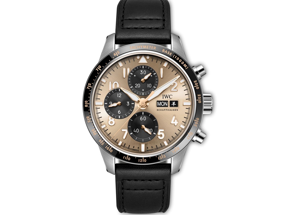 Esfera dorada del IWC Pilot's Watch Performance Chronograph 41 Year of the Goat con contadores negros, bisel de cerámica negra y correa de piel negra