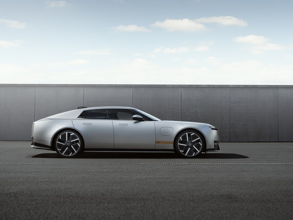 Perfil completo del Jaguar Type 01 plata con llantas de 23 pulgadas y capó alargado