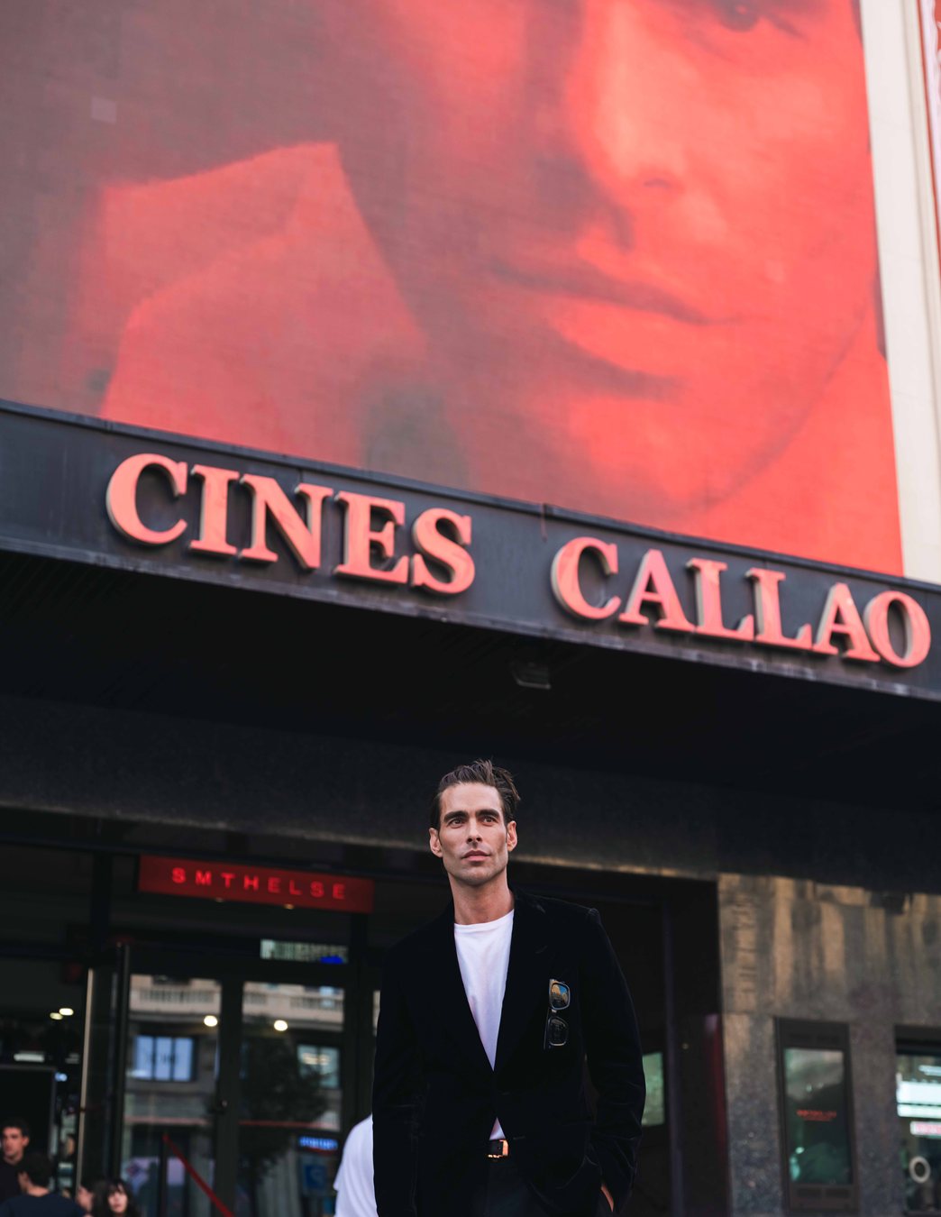 Jon Kortajarena en la puerta de los Cines Callao con la campaña de SMTHELSE en la pantalla exterior