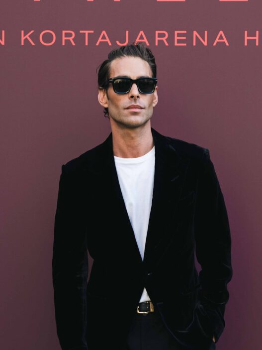 Jon Kortajarena, con americana de terciopelo negro y camiseta blanca, en la presentación de SMTHELSE en Madrid