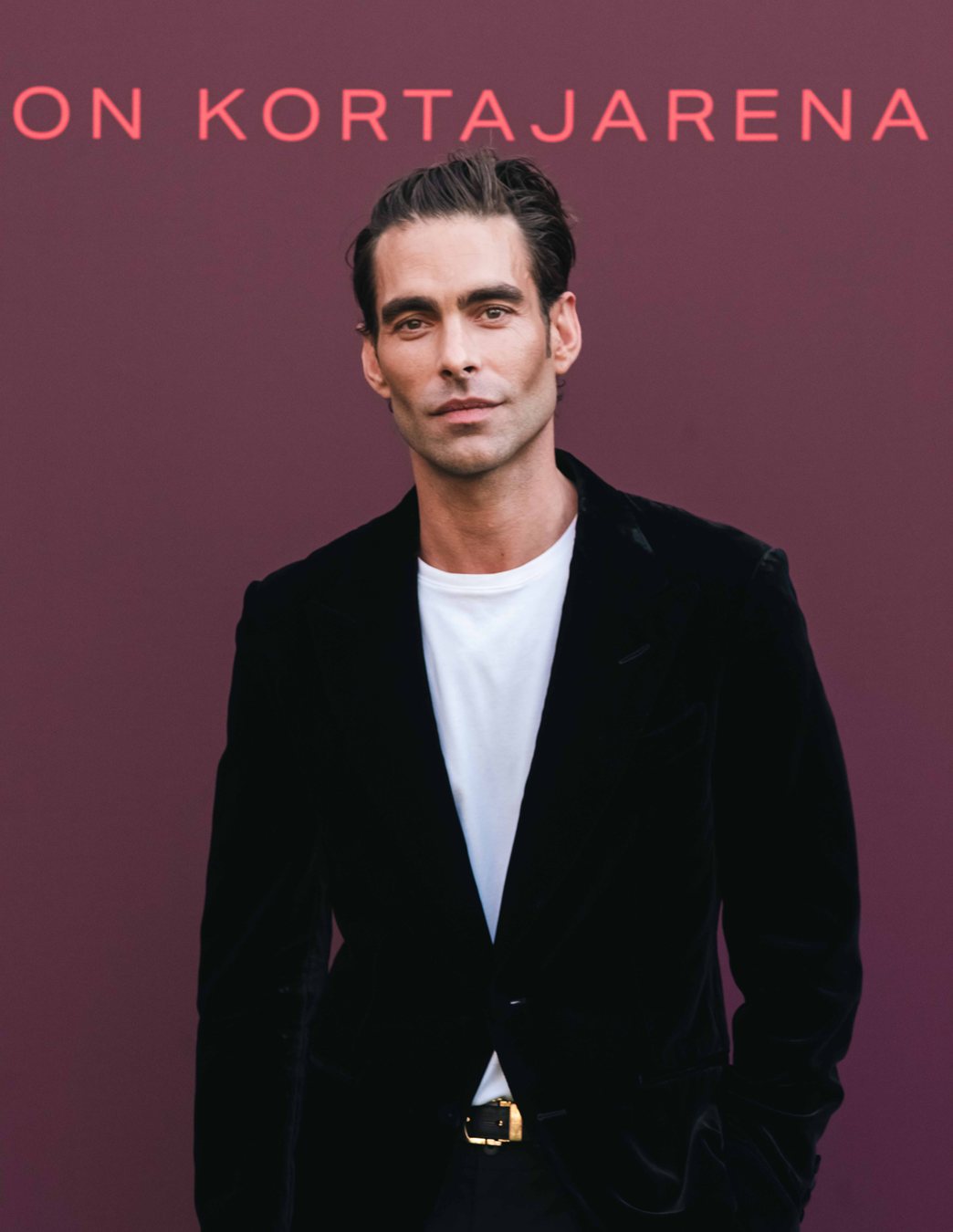 Retrato de Jon Kortajarena con el pelo peinado hacia atrás en el photocall de SMTHELSE