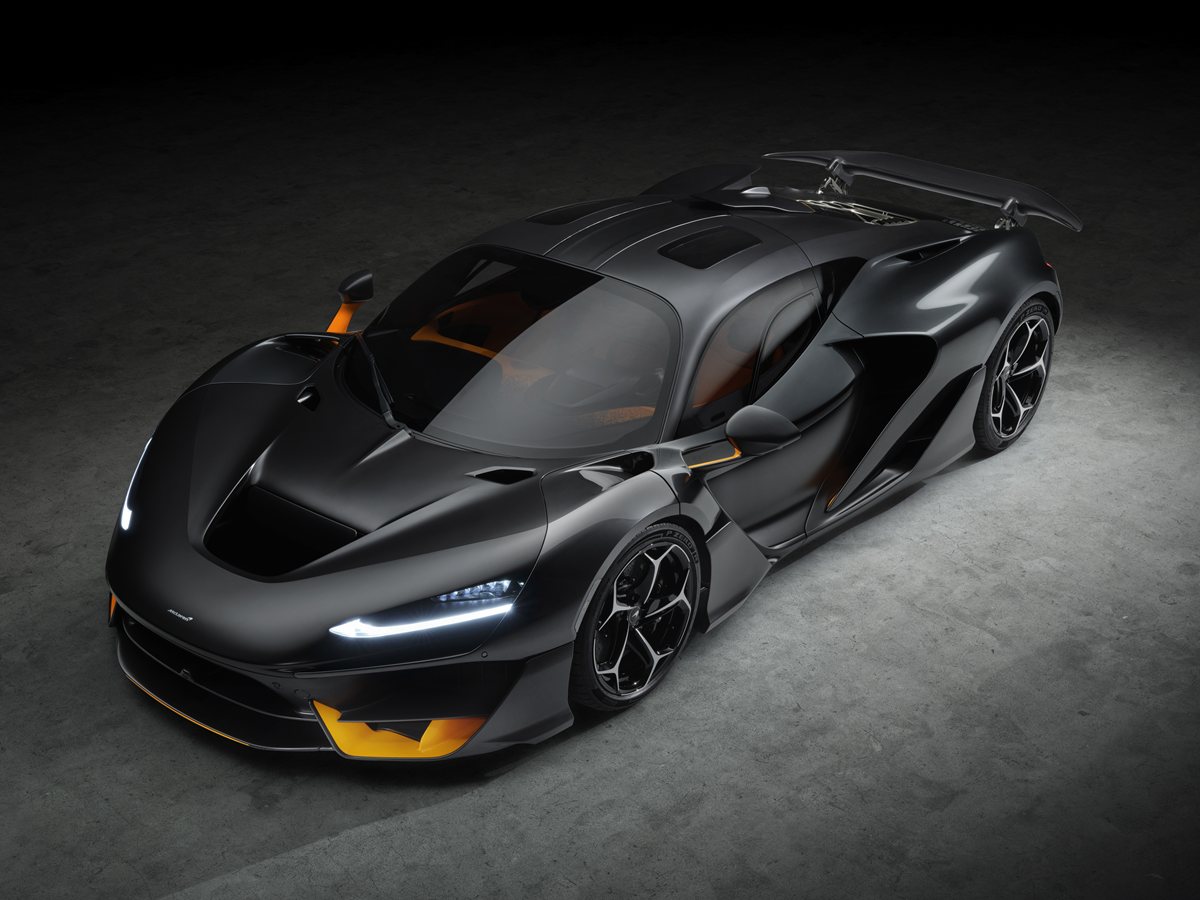 McLaren W1 en negro con detalles naranjas y el alerón trasero desplegado, visto desde arriba en la foto oficial de McLaren