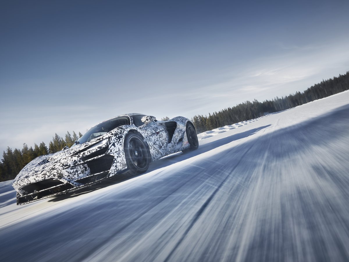Prototipo camuflado del McLaren W1 derrapando sobre hielo durante las pruebas de invierno de McLaren
