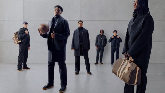 Carlos Espí, Aurélien Tchouaméni, Jude Bellingham, Yan Diomande, Arda Güler y Eduardo Camavinga con la colección Louis Vuitton x Real Madrid 2026-27