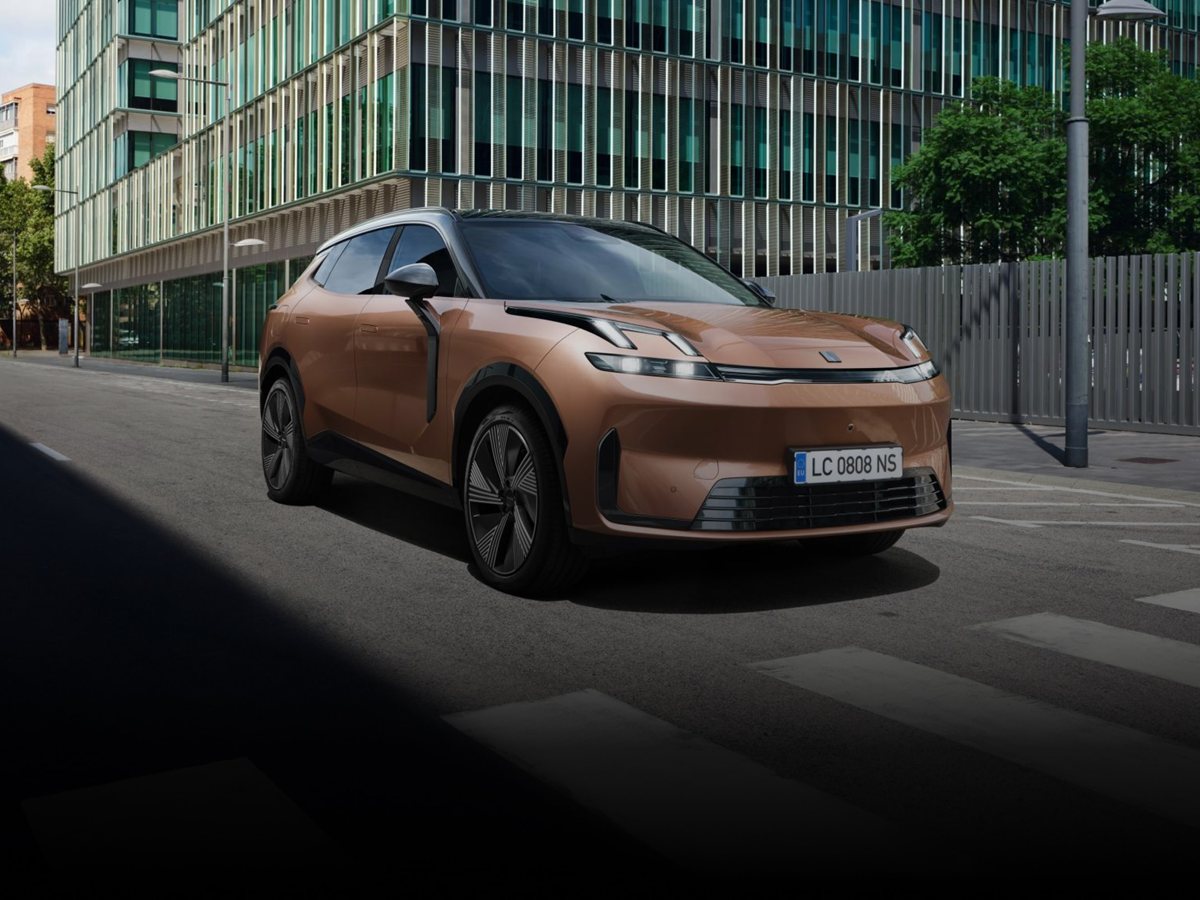 Lynk & Co 08 híbrido enchufable de color cobre de tres cuartos delantero en un paisaje abierto
