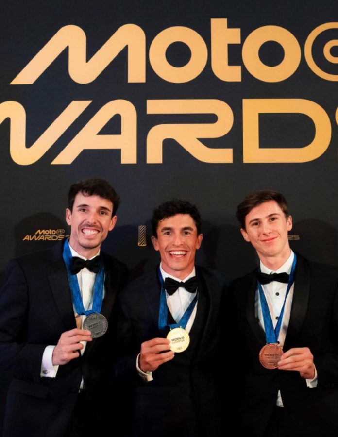 Foto de Álex y Marc Márquez con Máximo Quiles