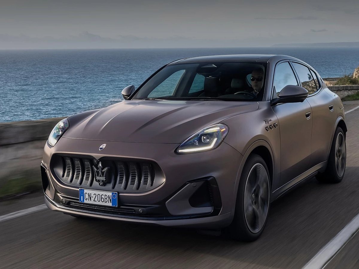 Maserati Grecale Folgore gris de tres cuartos delantero circulando junto al mar