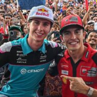 Quién es Máximo Quiles, el nuevo campeón del mundo de Moto3 que cuenta con el apoyo de Marc Márquez Foto de Máximo Quiles con Marc Márquez