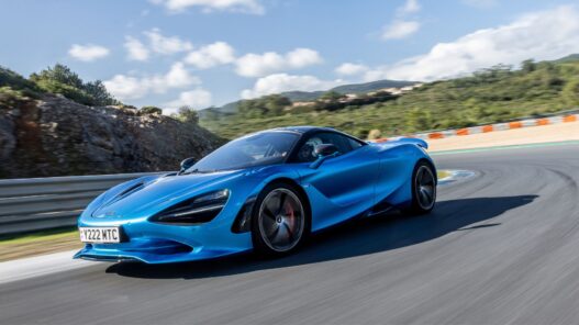 Foto del McLaren 750 S en movimiento por carretera
