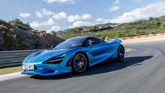 Foto del McLaren 750 S en movimiento por carretera