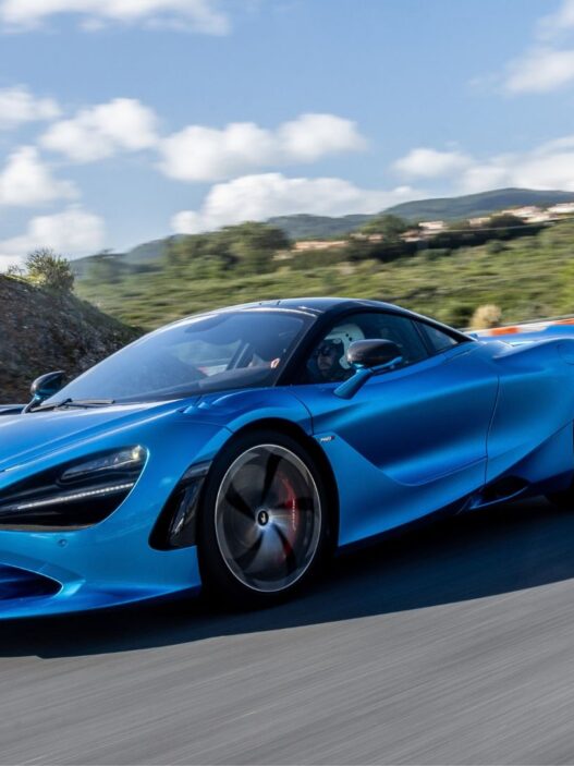 Foto del McLaren 750 S en movimiento por carretera