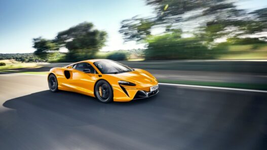 Imagen del McLaren Artura en carretera