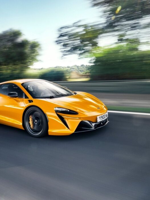 Imagen del McLaren Artura en carretera