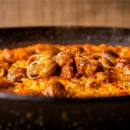 Dónde comer los mejores arroces de Madrid: 7 direcciones imprescindibles para los arroceros más exigentes Arroz seco de caracoles serranos con ibéricos en paellera en la arrocería Aynaelda, Latina, Madrid