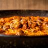 Arroz seco de caracoles serranos con ibéricos en paellera en la arrocería Aynaelda, Latina, Madrid