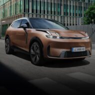 Los mejores híbridos enchufables de 2026 que puedes comprar en España: 10 coches con hasta 200 km eléctricos Lynk & Co 08 híbrido enchufable de color cobre de tres cuartos delantero en un paisaje abierto