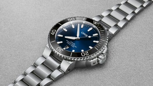 Oris Aquis Date de 41,5 mm con esfera azul, bisel de cerámica negra y brazalete de acero, uno de los mejores relojes de buceo para hombre de 2026