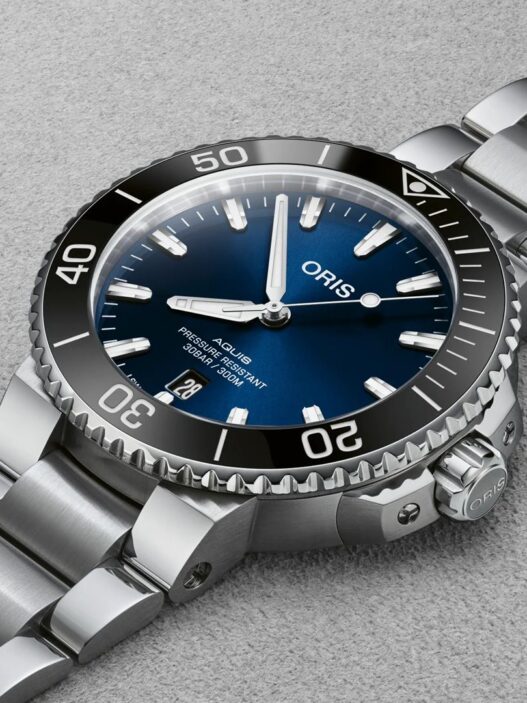 Oris Aquis Date de 41,5 mm con esfera azul, bisel de cerámica negra y brazalete de acero, uno de los mejores relojes de buceo para hombre de 2026