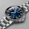 Oris Aquis Date de 41,5 mm con esfera azul, bisel de cerámica negra y brazalete de acero, uno de los mejores relojes de buceo para hombre de 2026