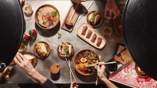 Bol de ramen con caldo, huevo y chashu en Chuka Ramen Bar, calle Echegaray, Madrid