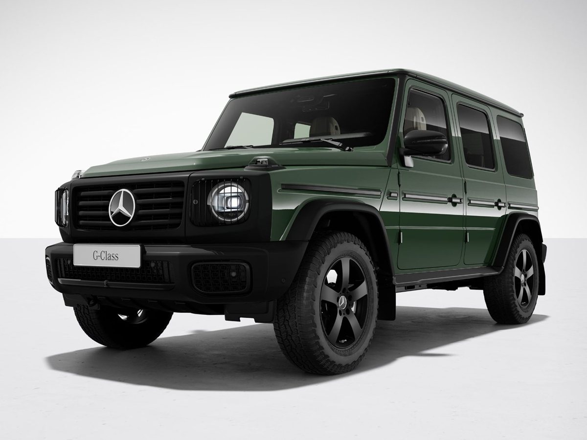 Mercedes-Benz Clase G verde oscuro de tres cuartos delantero en estudio con el paquete de aspecto vintage