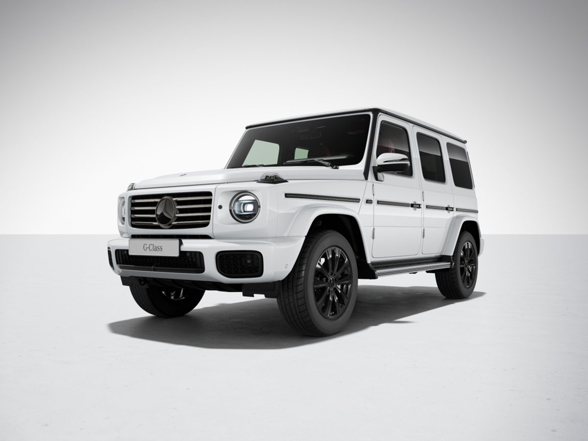 Mercedes-Benz Clase G blanco de tres cuartos delantero con la parrilla de 3 barras horizontales y los faros redondos