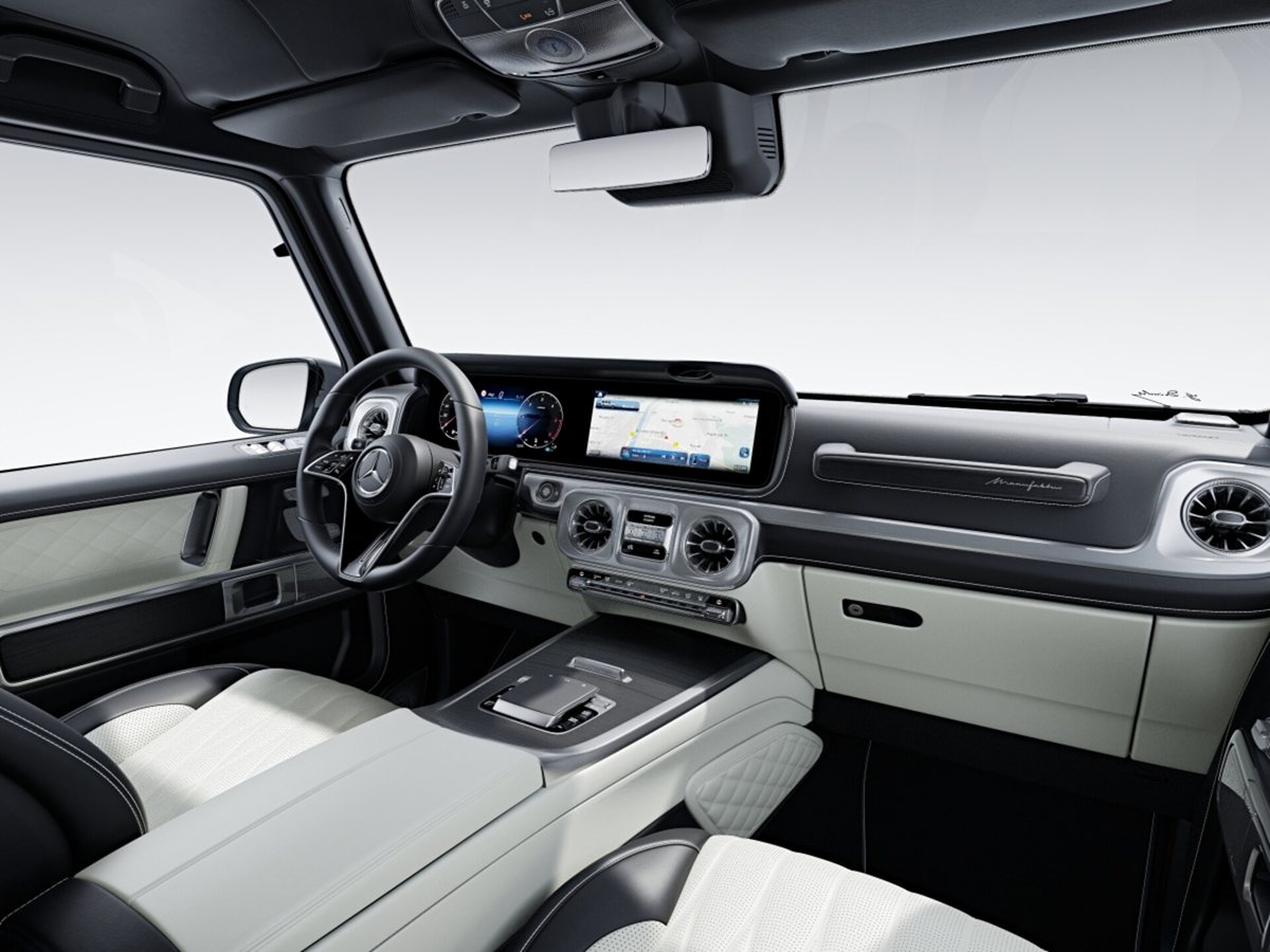Interior del Mercedes-Benz Clase G con tablero MANUFAKTUR en napa bicolor y pantallas MBUX