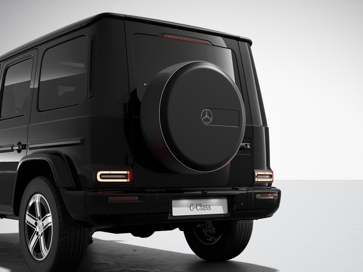 Mercedes-Benz Clase G negro visto desde atrás con la rueda de repuesto en la puerta posterior