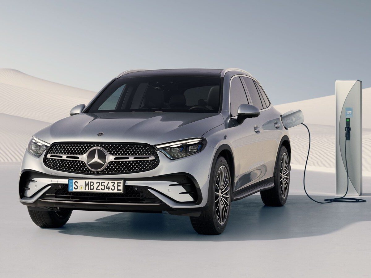Mercedes-Benz GLC híbrido enchufable blanco circulando por una carretera de montaña