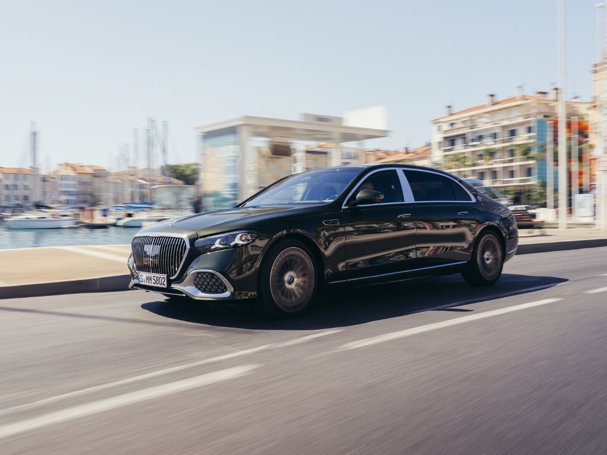 Imagen del Mercedes-Maybach Clase S en carretera