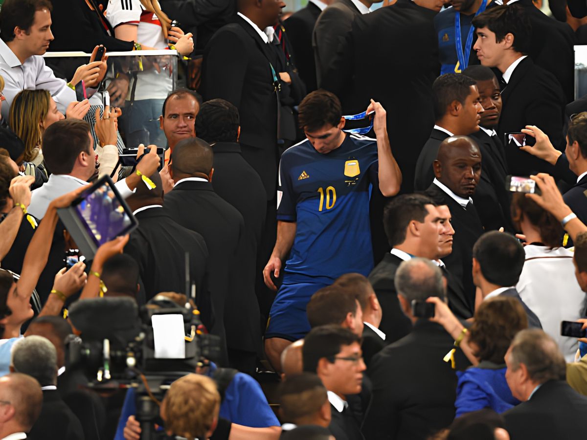 Foto de Messi bajando de la zona de autoridades en el estadio Maracaná