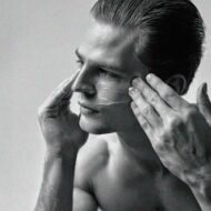He probado muchas cremas hidratantes y estas son las 5 que mejor huelen para hombre Modelo Taylor Ashmore poniendose crema en la cara