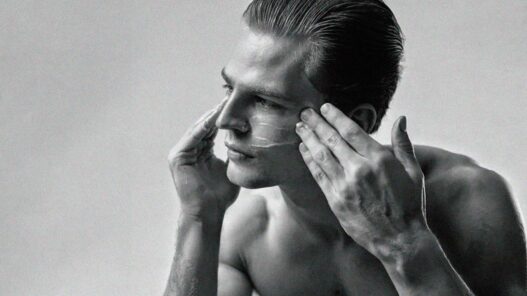 Modelo Taylor Ashmore poniendose crema en la cara